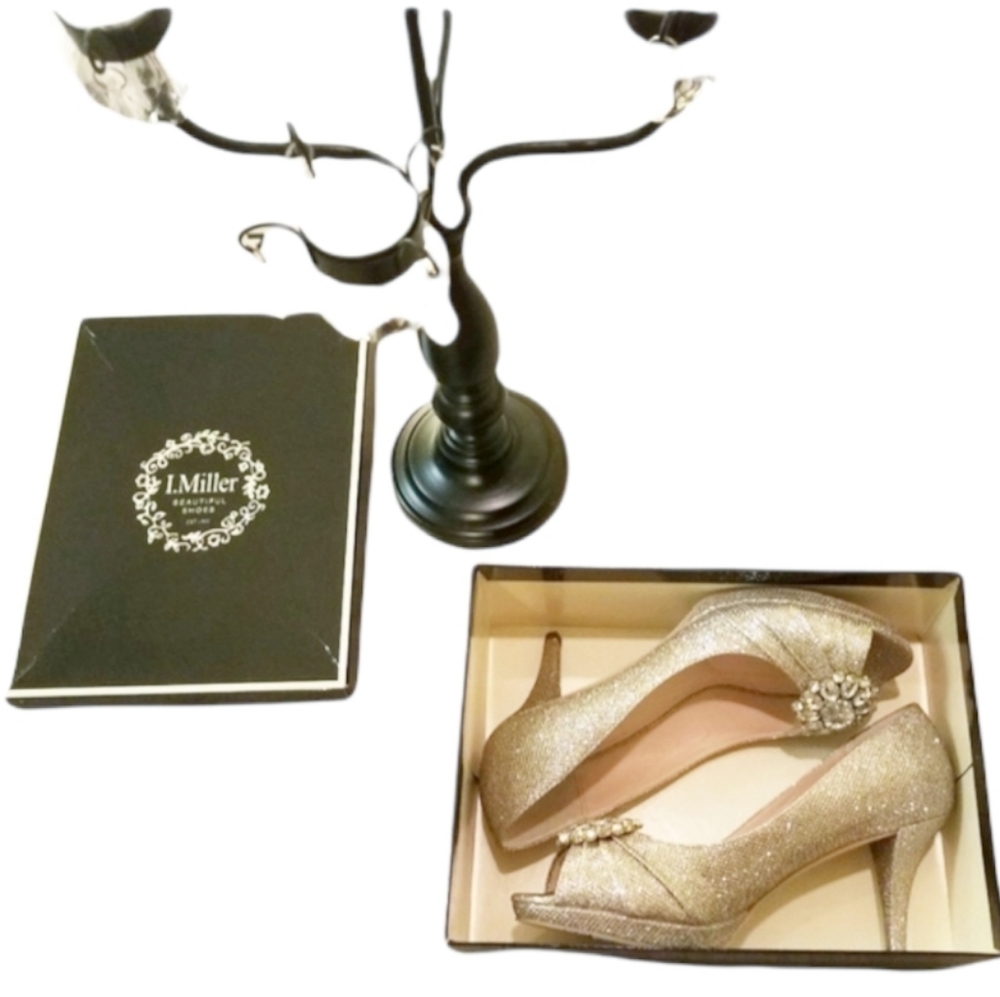 🎉HP🎉  I.Miller Cailyn Gold Metallic Peep Toe Brooch Embellished Pumps Size 9 - Picture 2 of 6